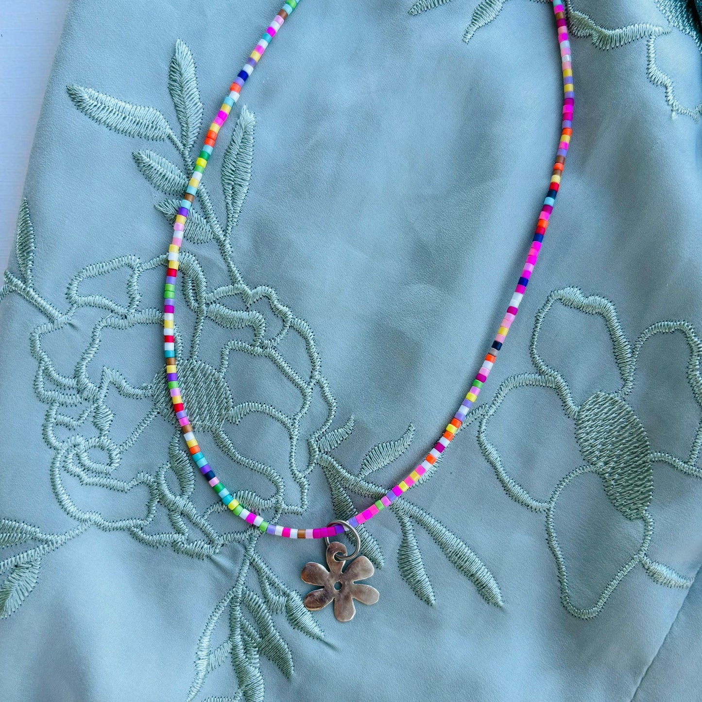 Collar Multicolor con Flor en Alpaca