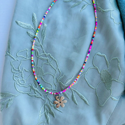 Collar Multicolor con Flor en Alpaca