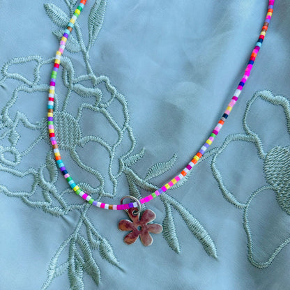 Collar Multicolor con Flor en Alpaca