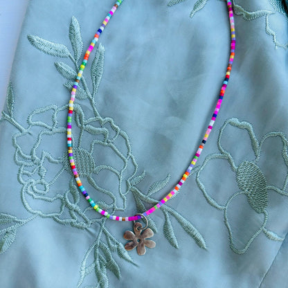 Collar Multicolor con Flor en Alpaca